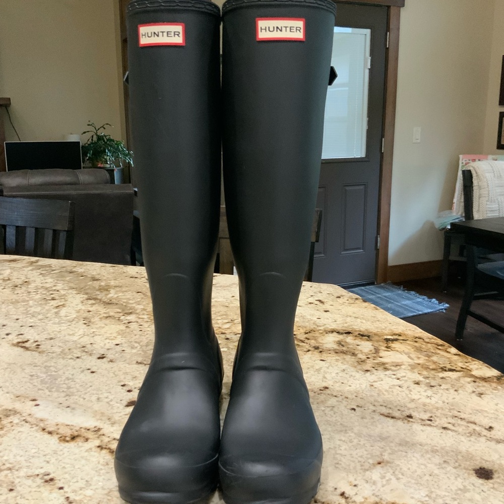 HUNTER ORIGINAL TALL BOOTS WITH SOCKS - IN EXCELLENT CONDITION MATTE BLACK